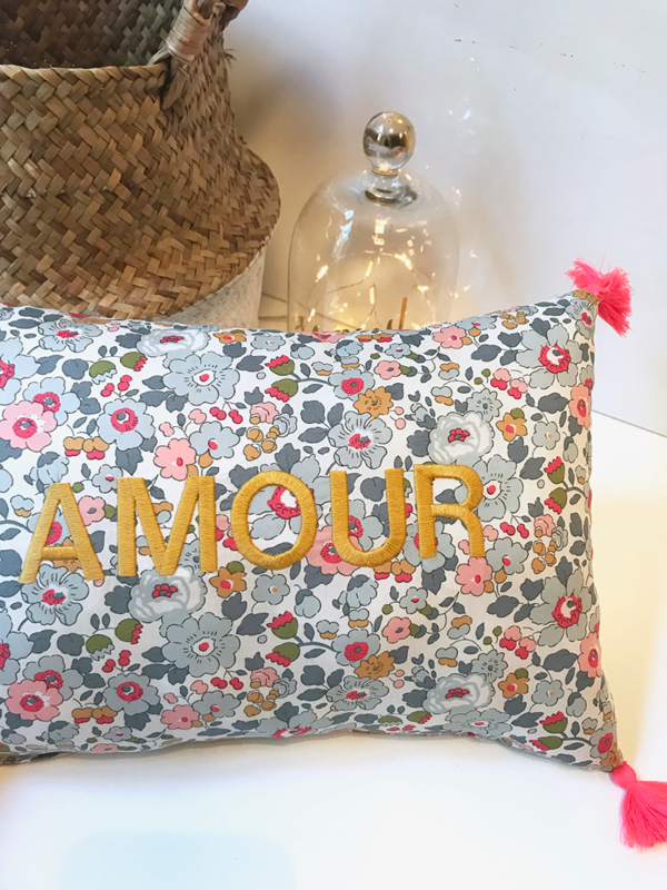 atelier couture lyon, cadeau enfant lyon, coussin lyon, décoration lyon, boutique deco lyon, baby shower lyon, magasin enfant lyon, cadeau personnalisé lyon, magasin pour bébé lyon, idée cadeau lyon, couturière lyon, idée cadeau originale lyon, magasin de décoration lyon, dragées lyon, magasin deco lyon, atelier lyon, boutique coco vanille, coussin lyon, broderie lyon, magasin bébé lyon