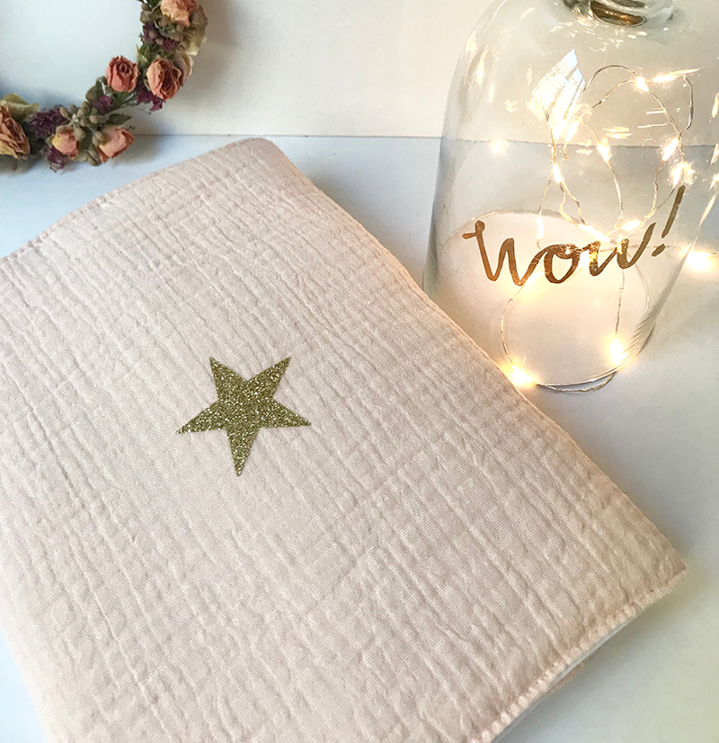 Protege Carnet De Sante Gaze Rose Et Etoile Doree Atelier Coco Vanille Protege Carnet De Sante Gaze Rose Et Etoile Doree Atelier Coco Vanille